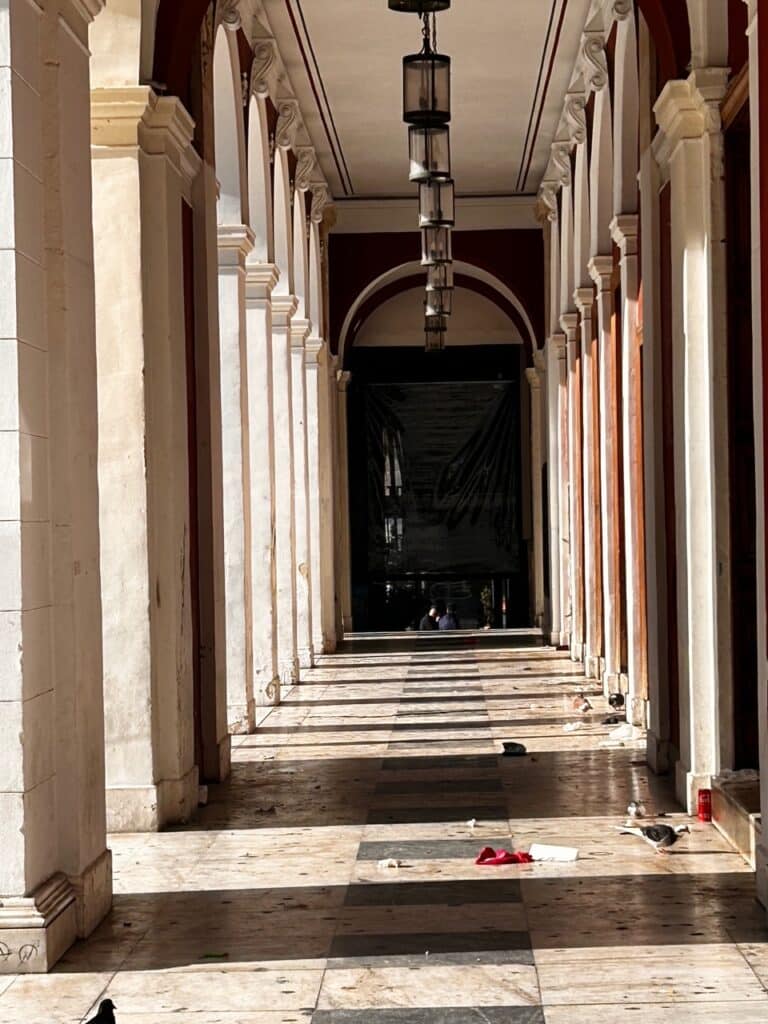 ΠΑΤΡΑ: Τα σκουπίδια και η εγκατάλειψη του… «Απόλλωνα» (φωτο) 3 dexia theatro apollon